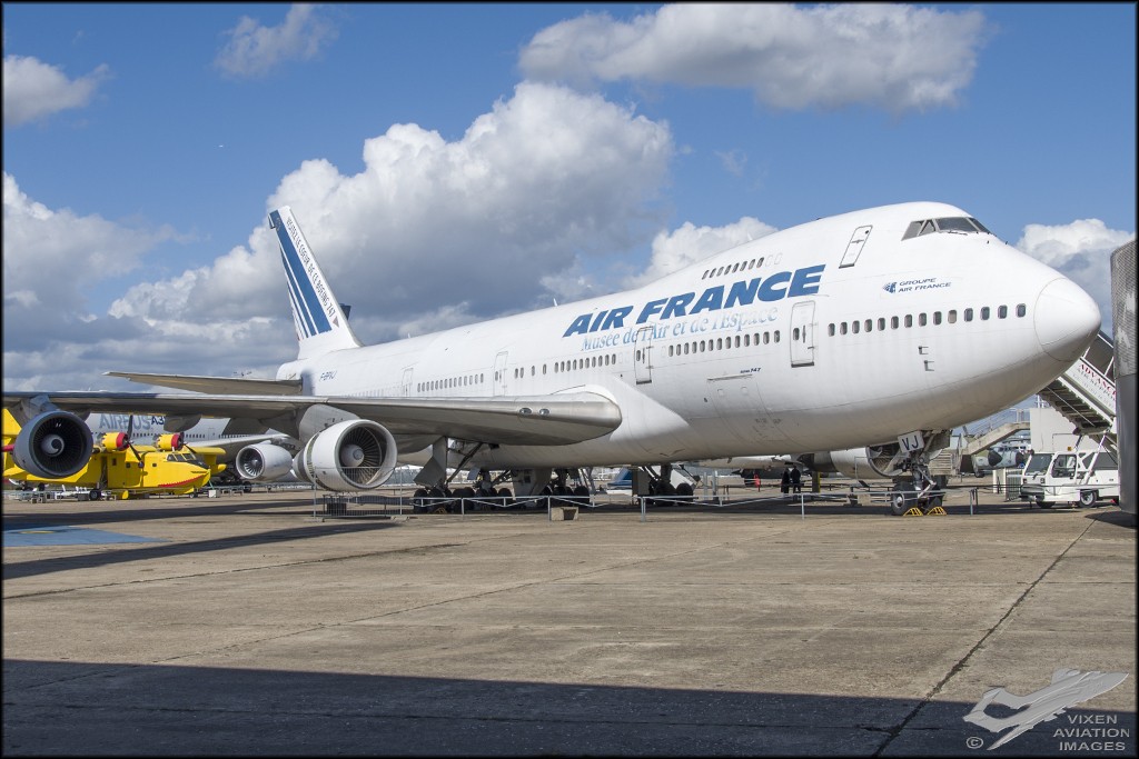 Boeing 747-128 